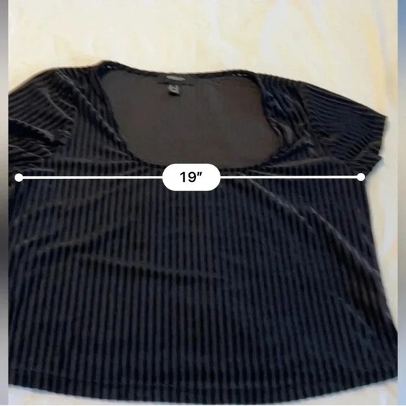 Forever 21+ Women's Vertical Ribbed Cropped
Blouse Plus Size 1X Black in EUC - Picture 6 of 6